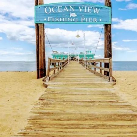 Victoria home Beachfront 3b, 2 bath 4 bed close to shop and toy for children