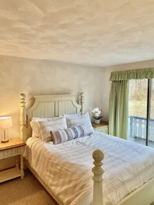 Beautiful Mountain View Condo near North Conway and Storyland Hotels near Glen Ellis Camground