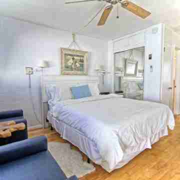 GulfSide Resort #6.  Studio on ground floor with pool views Rooms