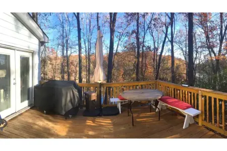 Lake house on Lake Lanier Отели рядом с достопримечательностью «Бивер Айленд»