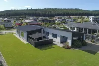 Modern Family  Holiday home with sensational views peaceful paradise (sleeps 11) のホテル