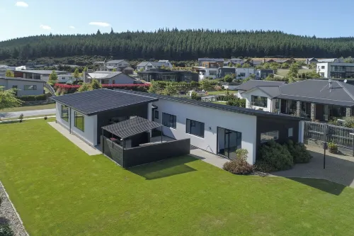 Modern Family  Holiday home with sensational views peaceful paradise (sleeps 11)