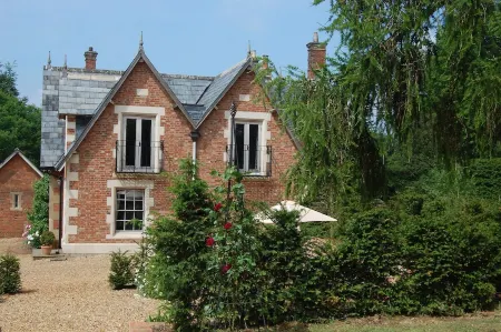 Victorian Old Coach House With Superking Master Bedroom suite and Tennis Court.