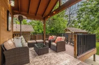 Sloan's Lake Luxury: Fire Pit Fun, Dog-Friendly, EV Charging Hotels in Wheat Ridge