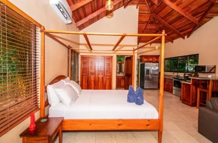 Casa Dharma Bum, Walk to Beach, Surf and Relax!