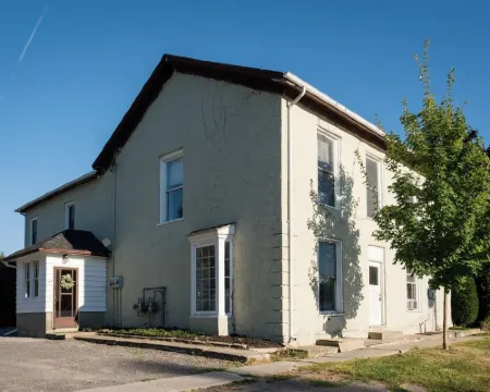 Gorgeous renovated-5 min to Main St-BBQ-Firepit-Free Sandbanks pass-Pac Man game Hotels in Picton