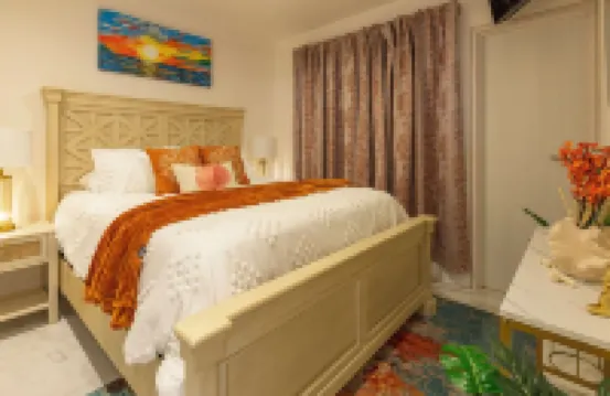 Modern 2-bedroom apartment in amazing Cabo San Lucas w/ hot tub, pool and Gym