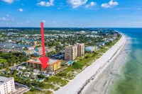 Historic Beach Cottage steps from the white sandy beach of Indian Rocks Beach