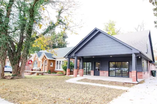 The Campus Cottage on Elm is the ideal University of Oklahoma gameday residence - Bintang 4