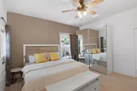 Vintage Coastal Cottage 4Bd/2Bth Downstairs Unit