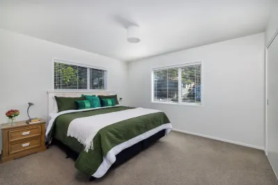 Tui Beach House - Centrally located, 3 min walk to beach, bright house Paihia.