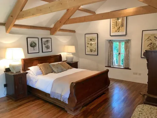 Beautiful Cottage with gorgeous gardens log burner, EV charger and Pet-friendly