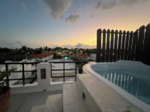 Luxury Beachside Apartment with Rooftop Terrace & Private Jacuzzi – Sleeps 6