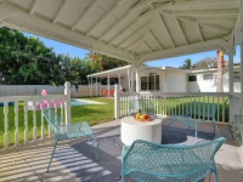 Casa Bella - 5 BR Villa in Miami with Pool, Mini-Golf, Basketball+ Hotels in Golden Glades