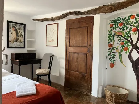 Maison ancienne de caractère avec terrasse dans hameau typiquement provençal