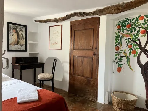 Maison ancienne de caractère avec terrasse dans hameau typiquement provençal