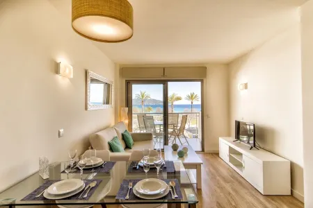 APARTMENT IN CALA MILLOR, Modern, DIRECTLY ON THE BEACH, SEAVIEW, Wifi Incl, up to 4 pers. Отели в г. Сан-Лоренсо