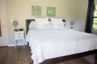 Adorable 2 bed, 2 bath guest house, pet friendly