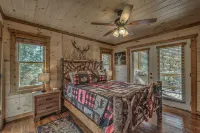 Spacious luxury cabin in private wooded setting 5 mins from downtown Blue Ridge