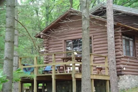 Lakeside Log Home, fireplace, snowmobile trails, parking, skiing, dog-friendly