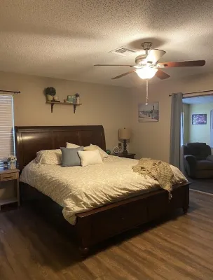 Private home w/ large lanai & in-ground pool. 7 mins to Manasota Key Island/ be Hoteles en Englewood