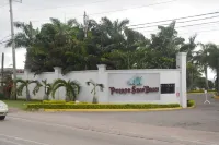 Modern Gem w/free parking on premises