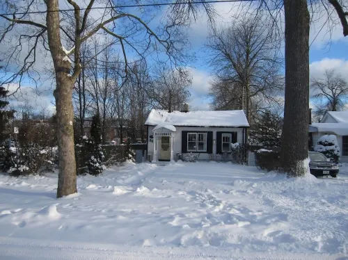 Luxury 1835 Cottage in NOTL. Private parking. Right in centre near Shaw Theatre.