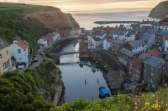 Easily accessible, single level, 3-bed cottage close to beach, shops & eateries!