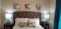 Breathtaking 2 bedroom/2 bath second-floor Oceanfront condo.  호텔