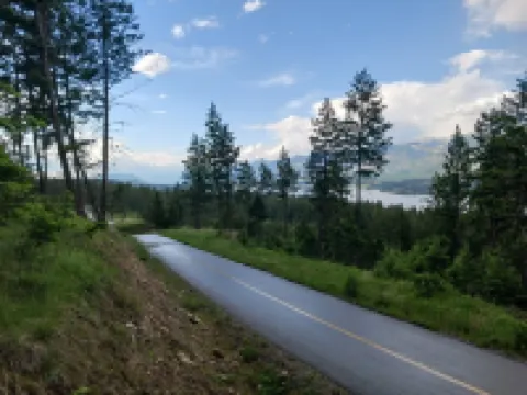 Mountain Views | Air Con | Garage | Large Deck | Nearby Trails | Parking インヴァーミアのホテル