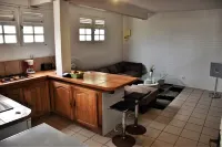 Beautiful F2, jaccuzi, near beach (5mn walk) Hotels in La Trinite