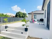 New Family-sized House w/pool, 5 mins from beach Hotels in Retreat