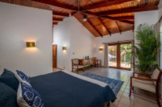 Spacious 3-Bedroom Villa. with a pool, rancho- STEPS away from Langosta Beach. فنادق في 