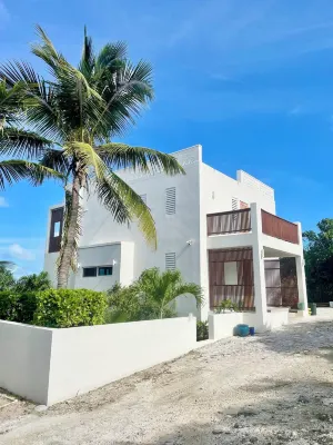 Charming spacious 2-bedroom villa with AC, pool, ocean views in Providenciales Hotels near Bonefish Point