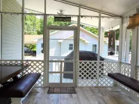 Serene, Spacious Lakefront Home in a Quiet Cove Hotels in Mecklenburg County