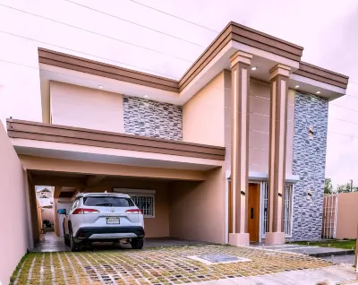 NEW LISTIN 15 minutes from the aiport, 25 from the beach, BBQ grill, pool table Hotel a 