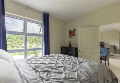 "The Oasis" PH 1 BR with AC, WiFi, complimentary Netflix & 24/7 security.