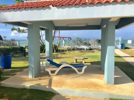 Ocean view penthouse, beach access. Beautiful private rooftop apartment