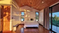 Full Ocean View Glass House. Fully Equipped Kitchen, AC, 100mb wifi, TV