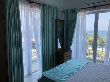 Sleeps 6, Family friendly , 1 Minute walk to Beach, Bars & Supermarkets 7 mins