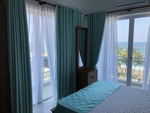 Sleeps 6, Family friendly , 1 Minute walk to Beach, Bars & Supermarkets 7 mins