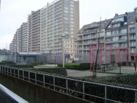 Nieuwpoort-Bad: Family friendly apartment with garage. 50 m from the sea.
