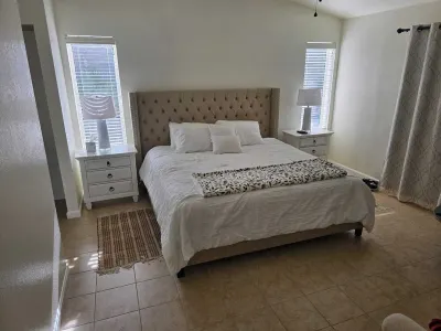 Spacious 4-bedroom house with AC and WiFi in beautiful Palm Desert Các khách sạn gần Melissa Morgan Fine Art Gallery