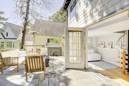 NEW LISTING! Waterfront cottage, hot tub, fire pit, gated community, pier, kayak