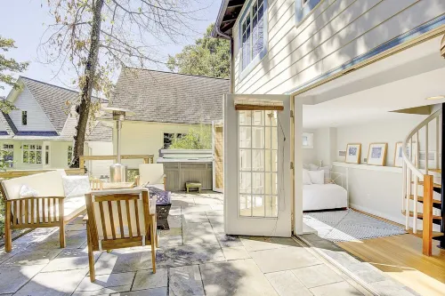 NEW LISTING! Waterfront cottage, hot tub, fire pit, gated community, pier, kayak