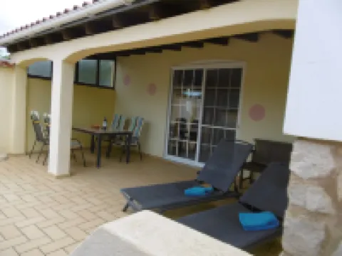 Bungalow with apartment in a quiet location and large pool