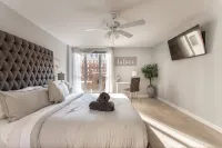MAG MILE MEGA Entire Floor 4BD 4BA +Rooftop&Gym