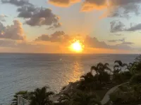 The Cliff Luxury Condo, Oceanfront, infinity pool 3 Shades of blue!