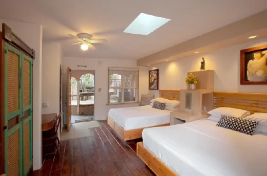 Les Artistes Inn Hotels near Dog Beach