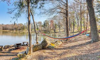 Lakefront Cabin in Brinson: Behind the Moon